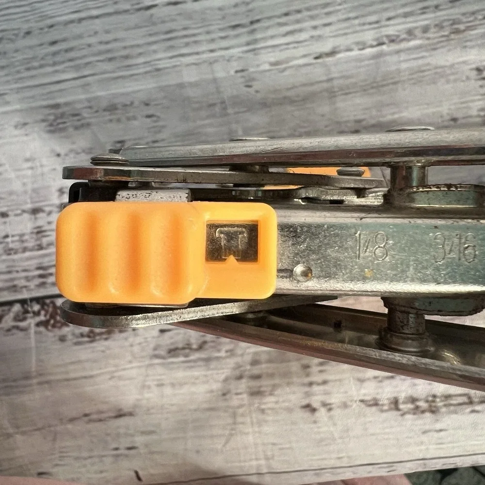 Crop A Dile II Big‎ Bite We R Memory Keepers Hole Punch 6